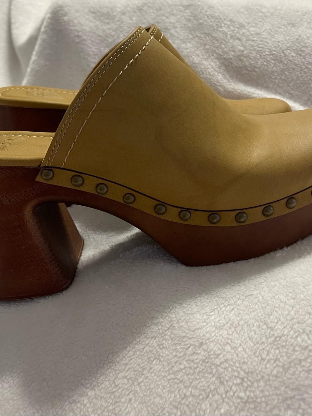 FRYE AND CO. Tan Leather Studded Platform Clog Mules